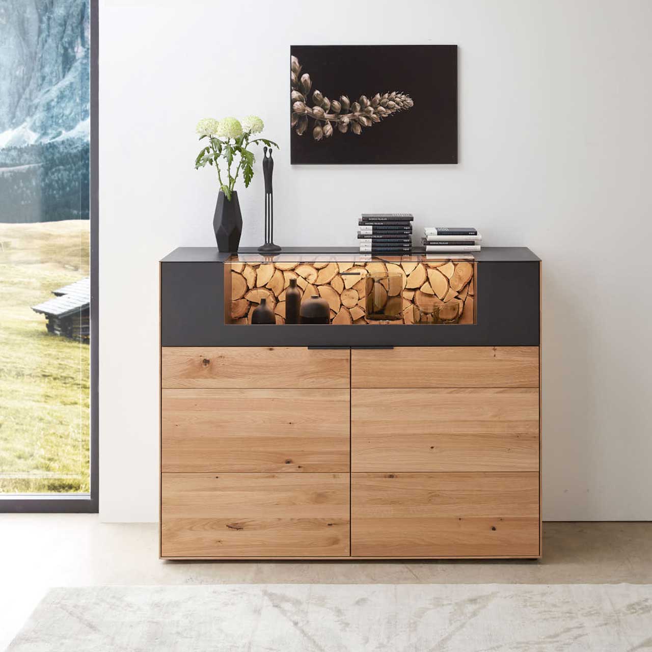 WM-2140-Highboard-3142 WM 2140 - Highboard-3142 mit eindrucksvollen Vitrinen Ausschnitt, mittig im oberen Bereich nach oben zu öffnen,Rückwand in Spaltholz Akzent und LED Beleuchtung.