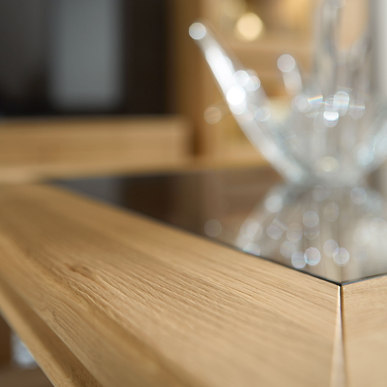 Soleo 3000 Couchtisch Type 9521 Detailaufnahe Wildeiche Nahaufnahme der Holz mit Glaseinsatz vo Couchtisch, in Wildeiche.