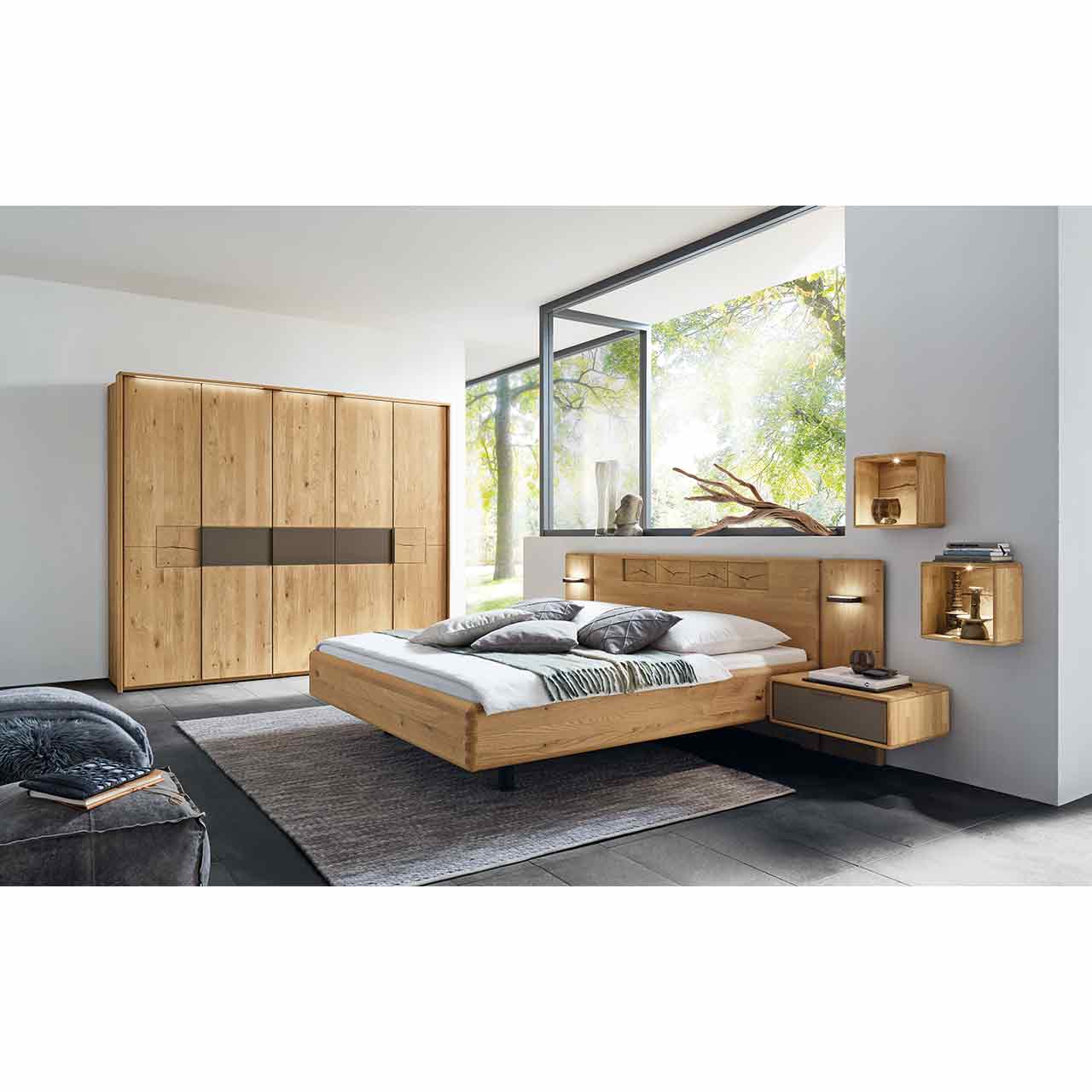 WSM1600_Kombi_1005 Schlafzimmer Kombination 1005 in Wildeiche mit Hirnholz und Lack Mocca Akzenten, Doppelbett, Konsolen mit je einem Schubkasten und 5-türigen Drehtürenschrank.