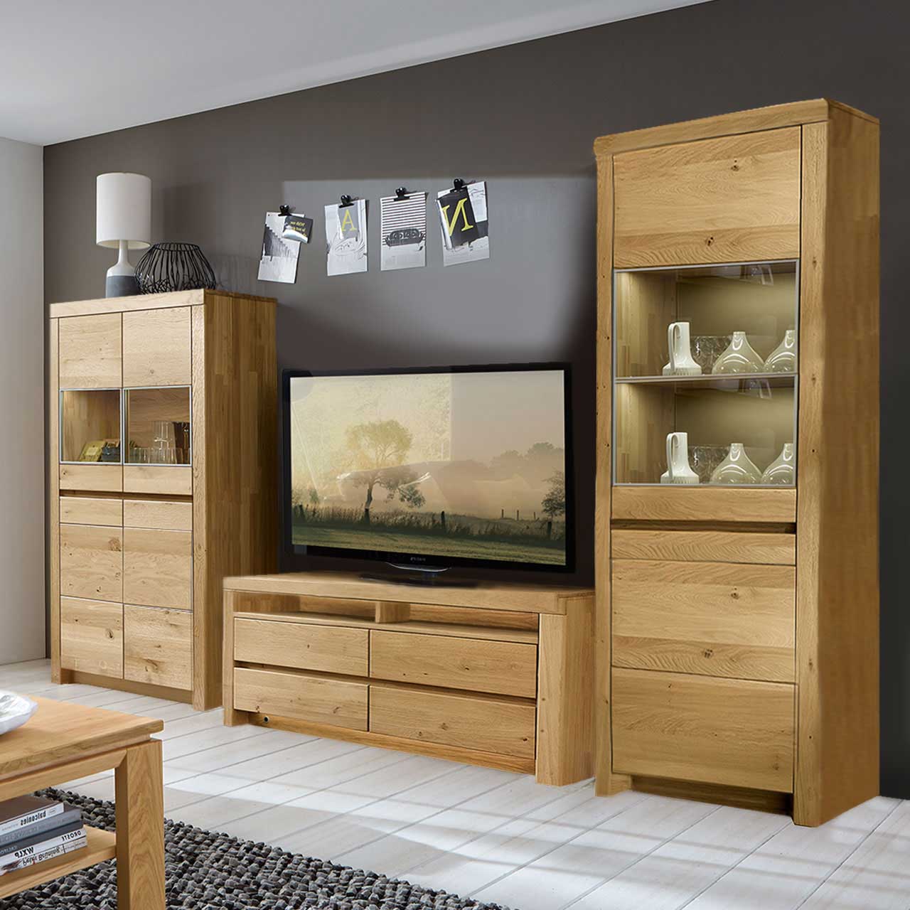 Soleo 3000 Wohnwand 3111 Wildeiche SOLEO 3000 - Wohnwand 3011 in Wildeiche, bestehend aus einem Lowboard, Highboard mit zwei Vitrinenfächern und eine hohem Schrank ebenfalls mit zwei Vitrinenfächern im oberen Teil des Schrankes. Als Ambiente Bild.