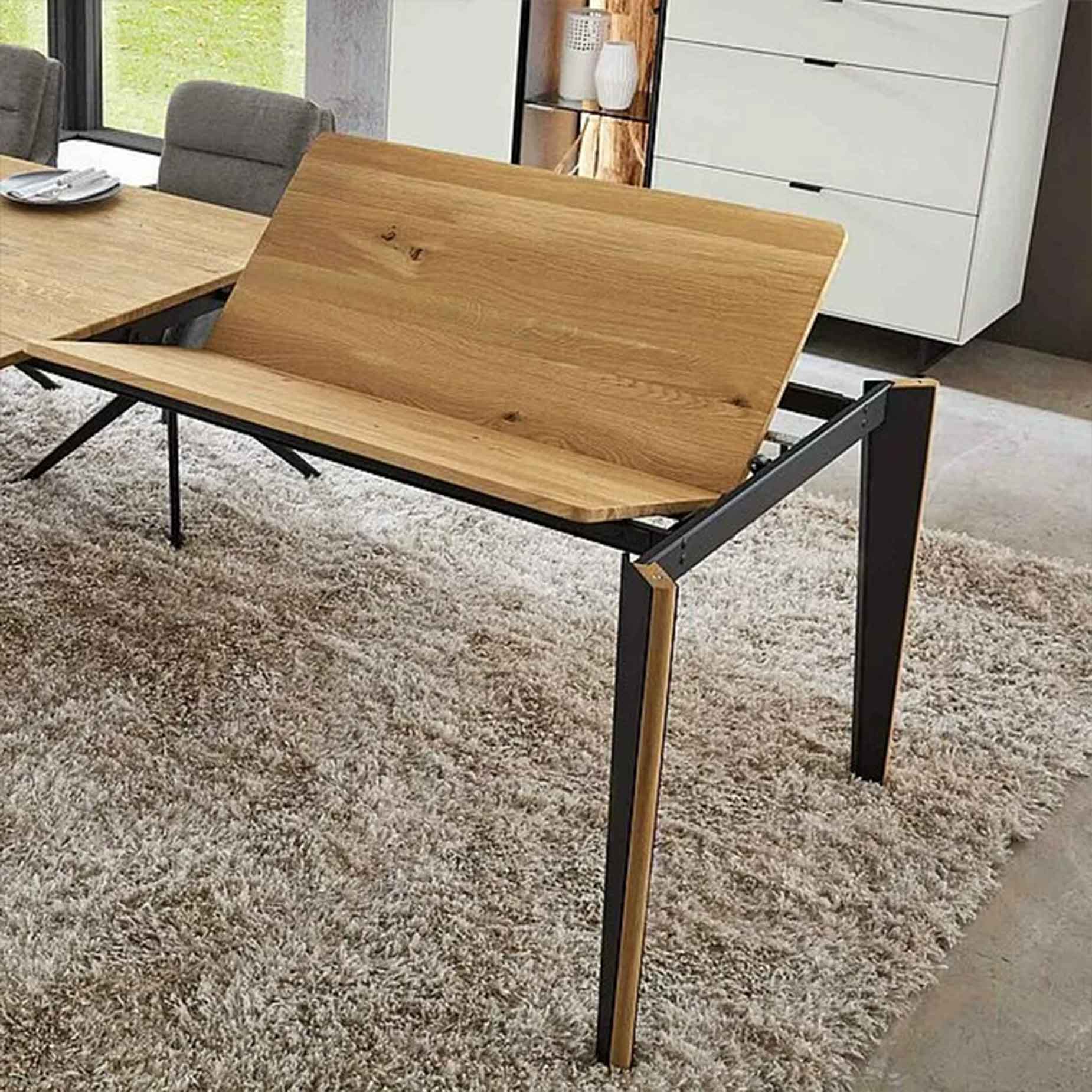 Esszimmertisch 46523, Esszimmertisch 46523, gezeigt wird die integrierte Klappfunktion.