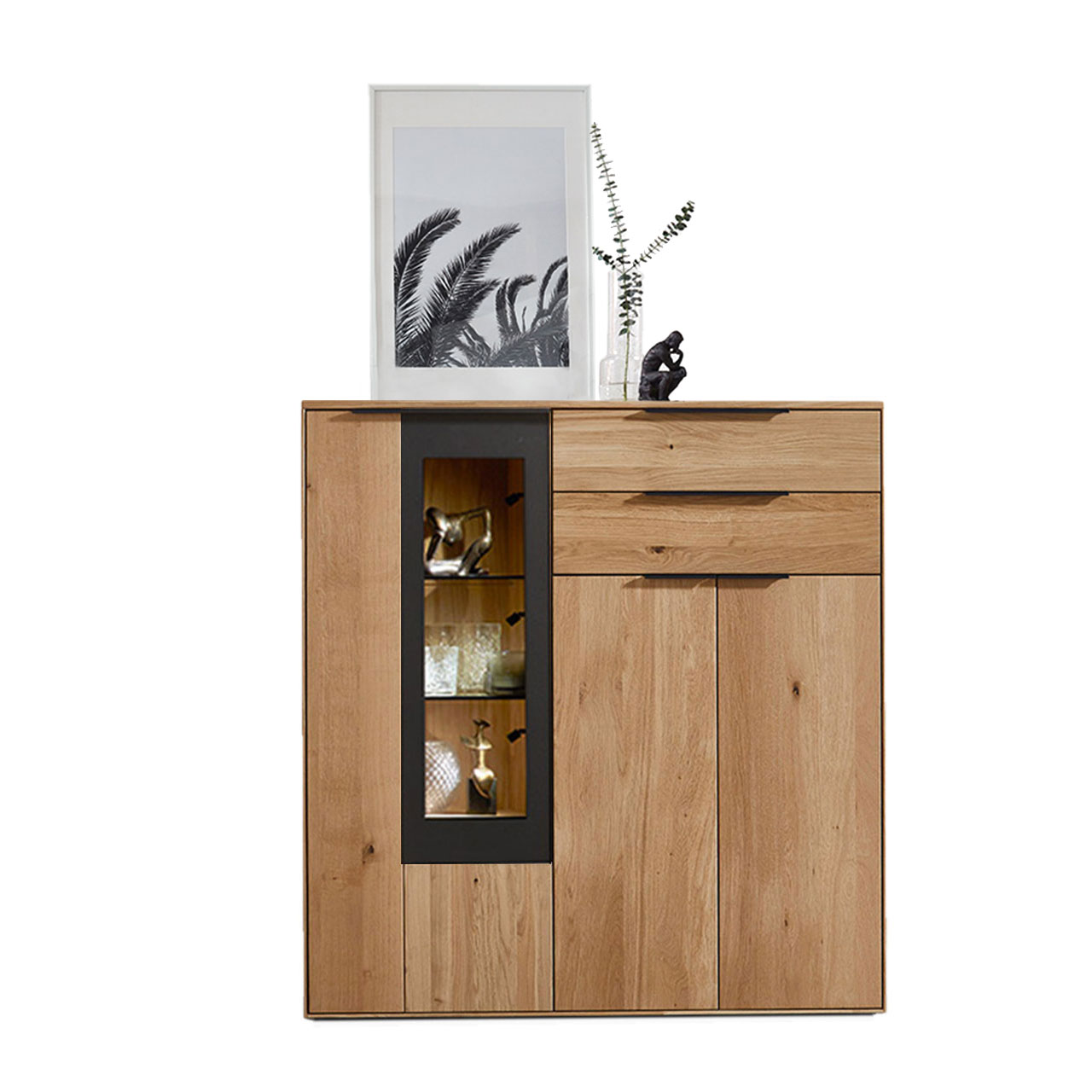 Modernes Highboard aus Wildeiche mit linkem Vitrinenfach abgesetzt mit carbonfarbigen Metallrahmen.