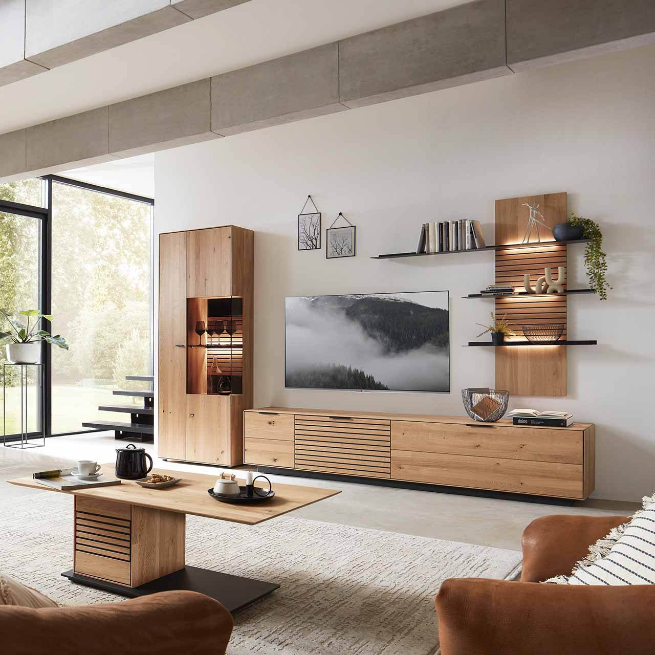 WM2320-WOHNWAND-0005-WILDEICHE-ABBILDUNG WM 2320 - Wohnwand 0005 in Wildeiche Korpus mit Lamellen Akzent. Bestehend aus eine Hängelowboard, einer Standvitrine und ein Paneel mit drei Ablagen.