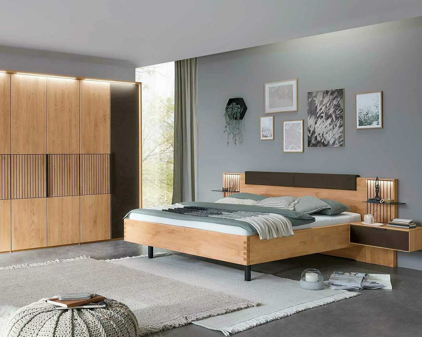 Hier geht es zu den WSM 4400 Schlafzimmer in Erle, Doppelbett, Kleiderschrank und Nachtkonsolen, letztere sind kombiniert mit dunklen Mattglas. 