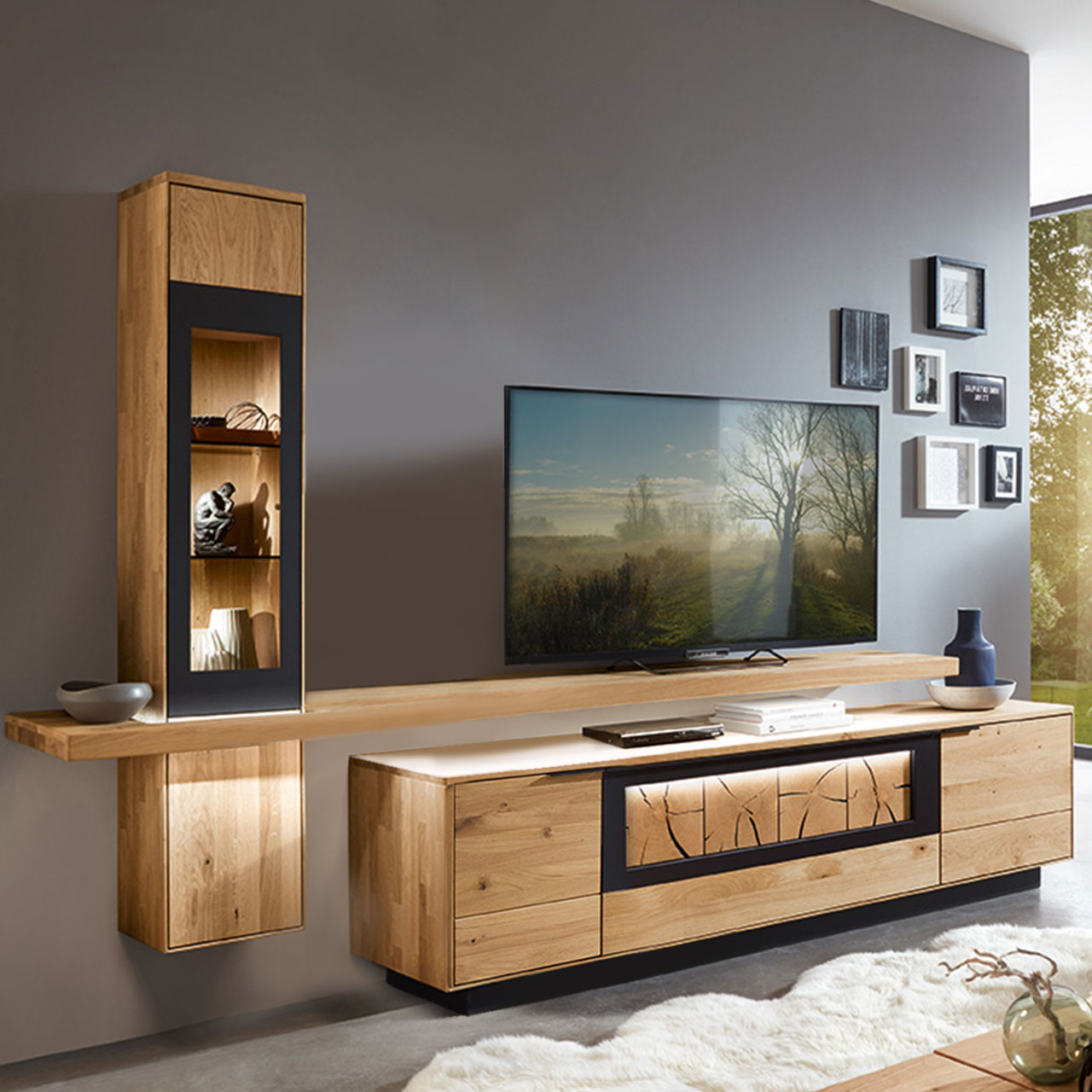 WM1910-Hängelement-Type-11544-Ambiente TV-Hängeelement als Vitrine in Wildeiche und einem mittig angebrachten Board für den Fernseher, kombiniert mit einem Lowboard.