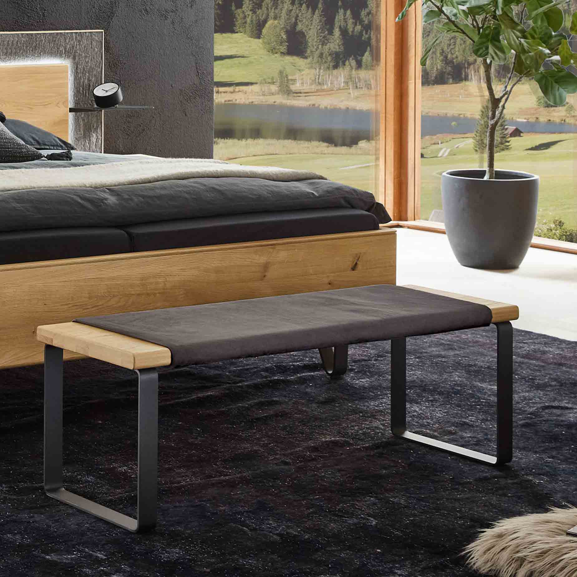 WSM-5100 Bank mit Kissen WSM 5100 Schlafzimmer Bank mit dunklen Metallkufen und anthrazit farbigen Kissen