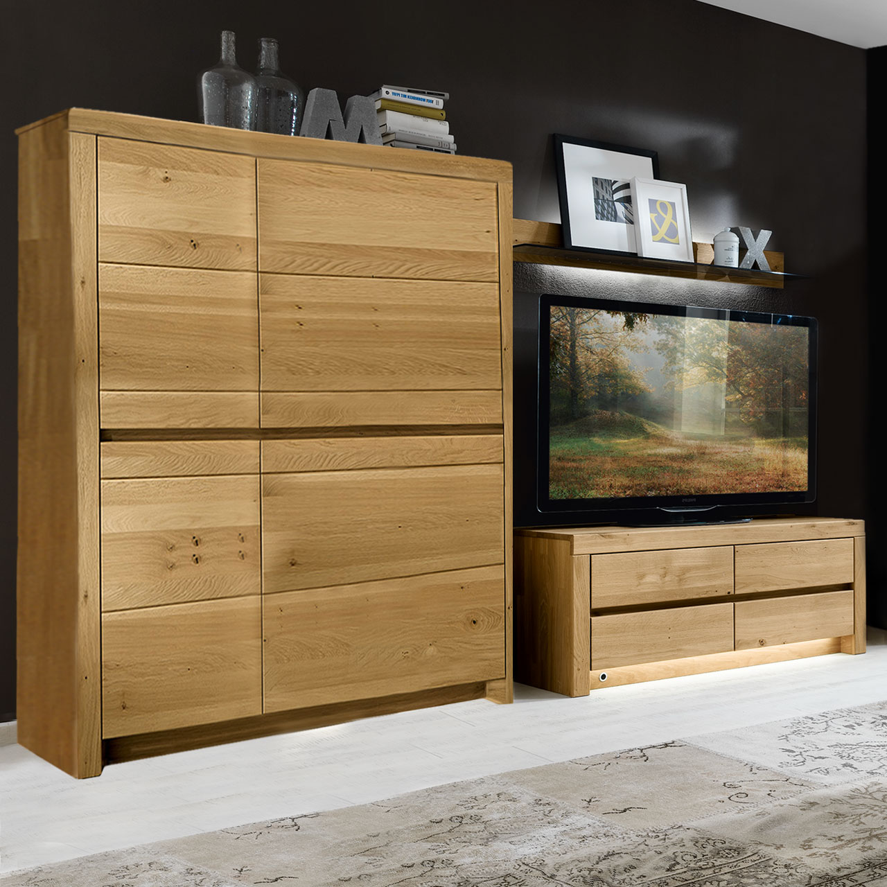 Soleo-3000-Zeilenschrank-4154-ambiente-Wildeiche SOLEO 3000 Zeilenschrank Type 4154 in massiver Wildeiche, mit zwei breitenHolztüren und zwei schalen Türen. Hinter den Türen sind 6 Einlegeböden inklusive, als Ambiente Bild.