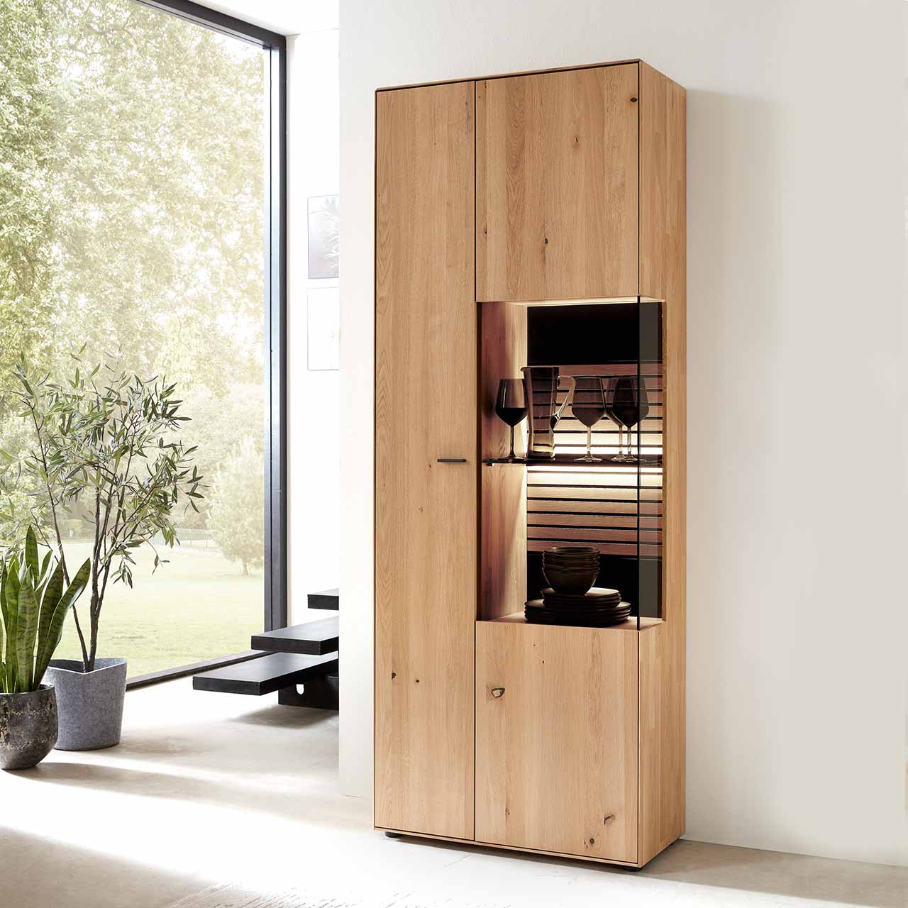 WM2320-Zeilenschrank-6743-Wildeiche-ambiente WM 2320 - Zeilenschrank 6743 in Wildeiche, mit Vitrinenfach, Rückwand in Lamellen und schwarzem Mattglas Akzent.