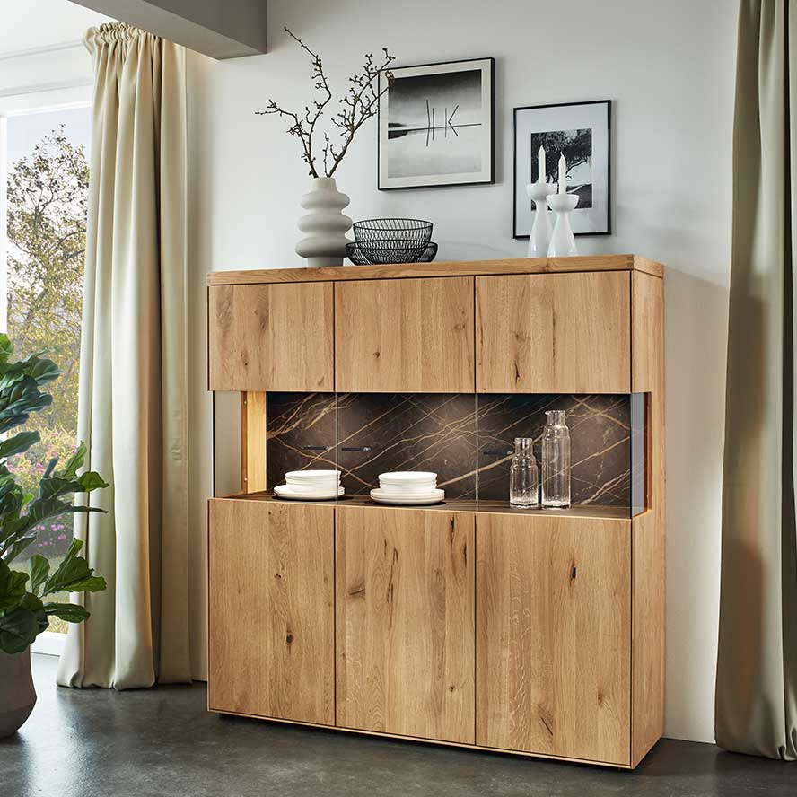 WM2520 Highboard Typen 4363-4333 in Wildeiche und drei Türen mit Vitrinenausschnitt wahlweise obere Deckplatte in Keramik oder Wildeiche Akzent